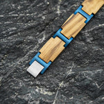 Træ armbånd med blåt metal