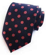 Blåt slips med lyserøde prikker