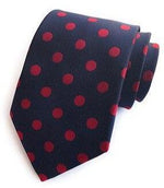 Blåt slips med røde prikker